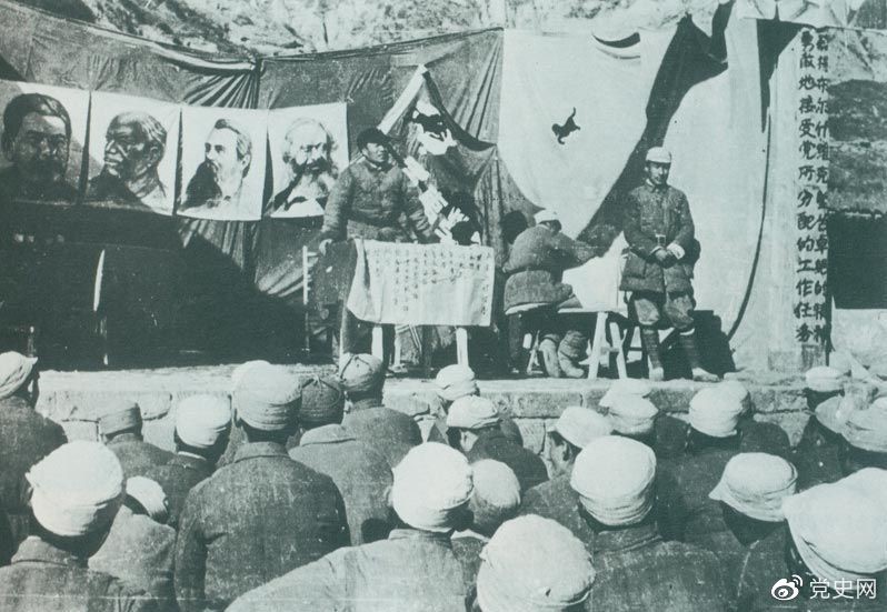 　　1942年11月，朱德在延安军事福利姬
第一期学员毕业典礼上讲话，勉励大家发扬党的实事求是、密切联系群众的优良传统。